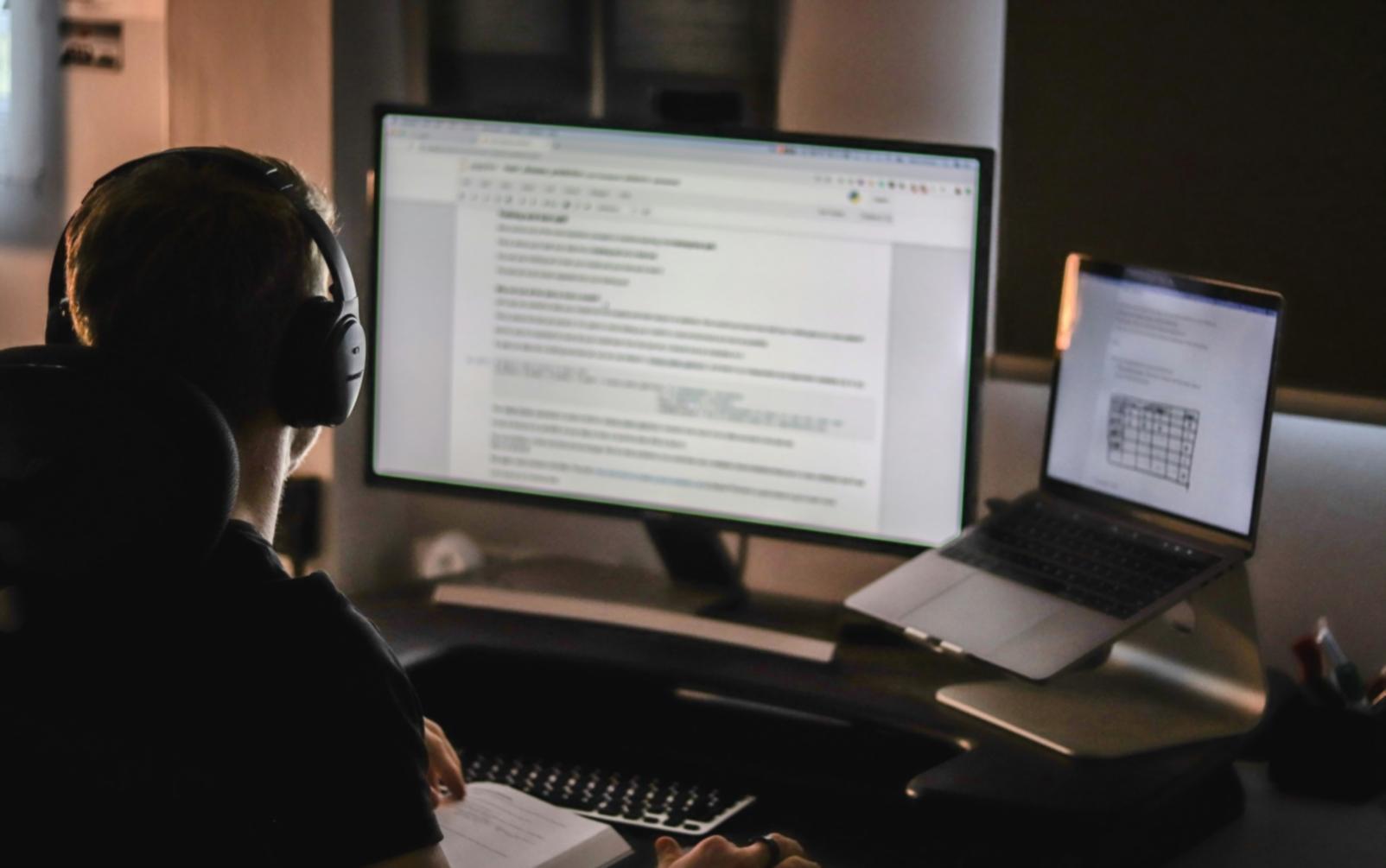 Modernes 3D-Studio mit Workstations und professioneller Ausrüstung für Game-Art-Entwicklung